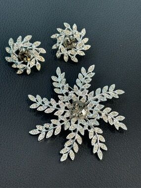 Sarah Coventry Crystal Leaf Snowflake Brooch and Earring Set